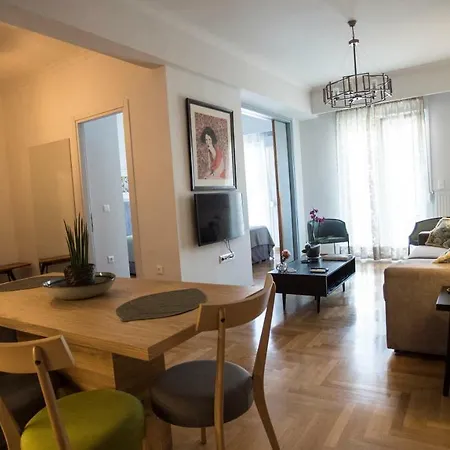 Elegant 2 Bedroom Under Acropolis Apartment *