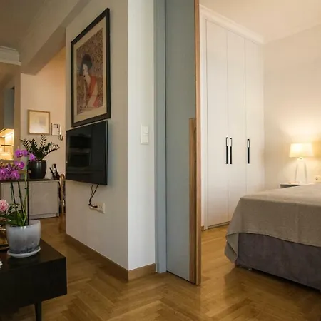 Elegant 2 Bedroom Under Acropolis *