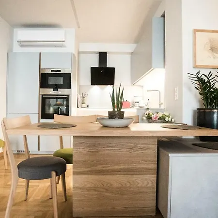Elegant 2 Bedroom Under Acropolis