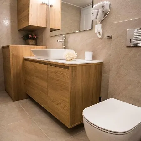 Elegant 2 Bedroom Under Acropolis Apartment *